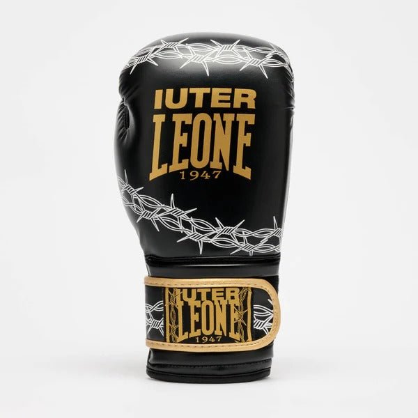 Vista frontal da luva LEONE x IUTER mostrando o logotipo dourado e proteção nos nós dos dedos