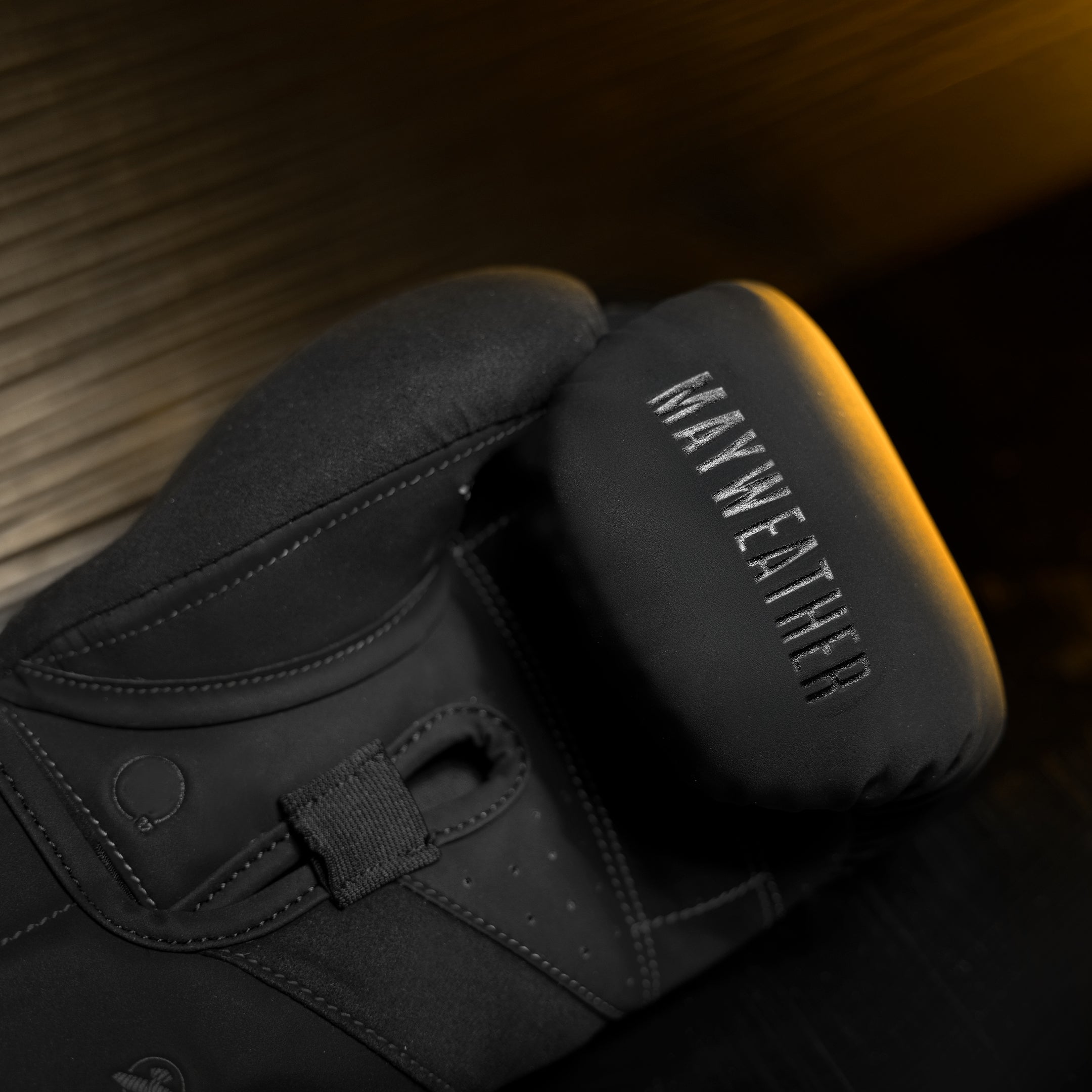 Dettaglio dell'imbottitura interna e della barra di presa angolata dei guantoni Mayweather Champ neri