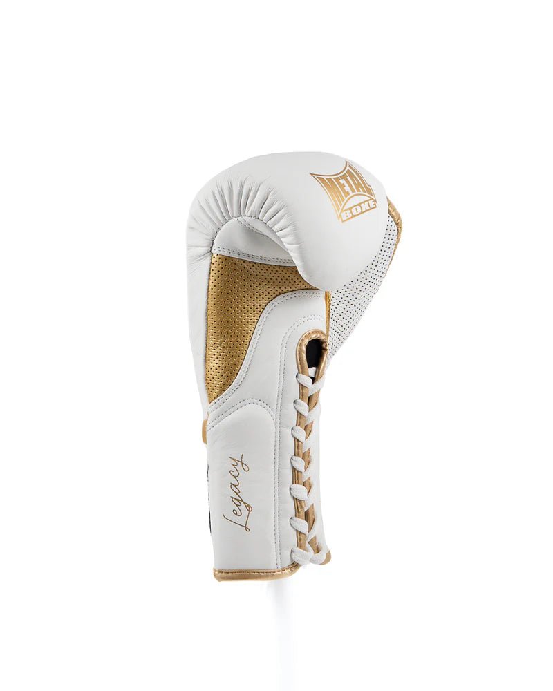 Vue de profil du gant en crin Metal Boxing Legacy blanc, fermeture à lacets