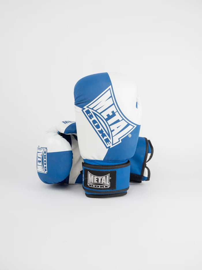 Vue de face des gants de compétition amateur de boxe en métal bleus et blancs