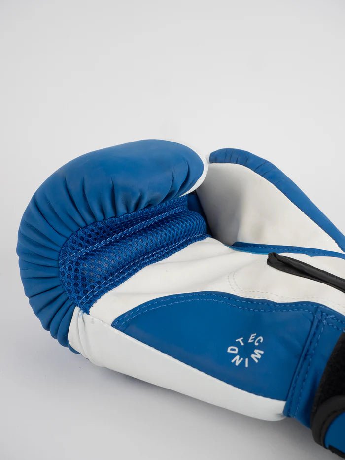 Détail de la paume ventilée WindTec des gants de boxe en métal bleu
