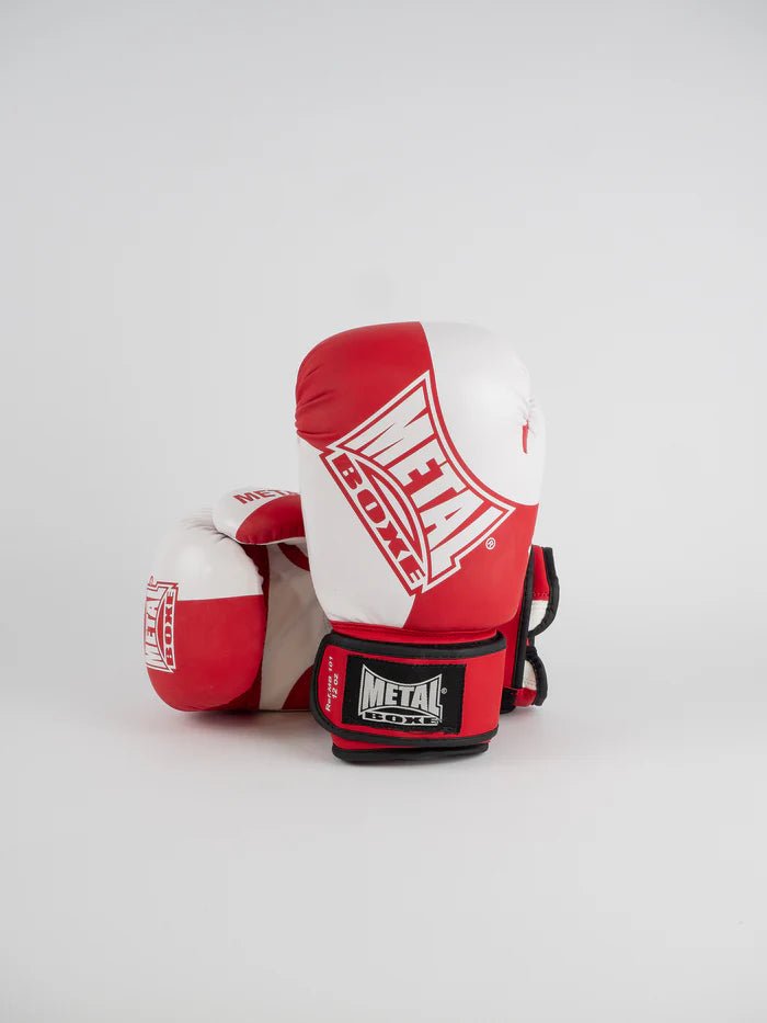 Vue de face des gants de compétition amateur de boxe métal rouge et blanc