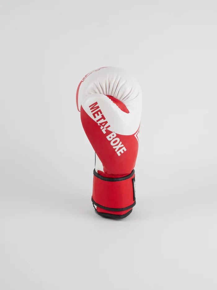 Vue latérale des gants de boxe en métal rouge, concentrez-vous sur la protection des articulations