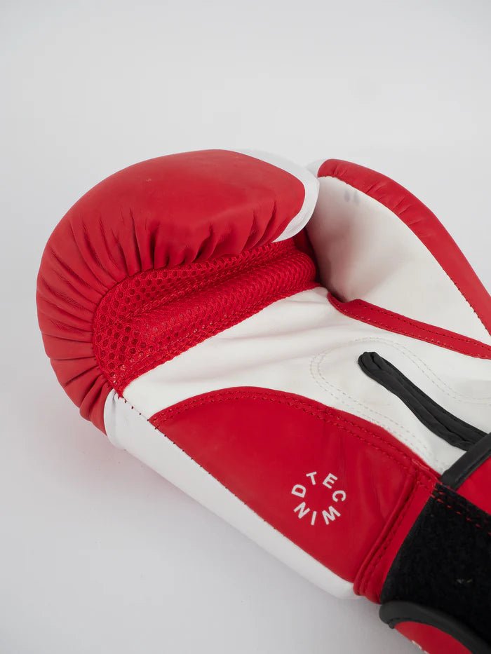 Détail de la paume ventilée WindTec des gants de boxe en métal rouge