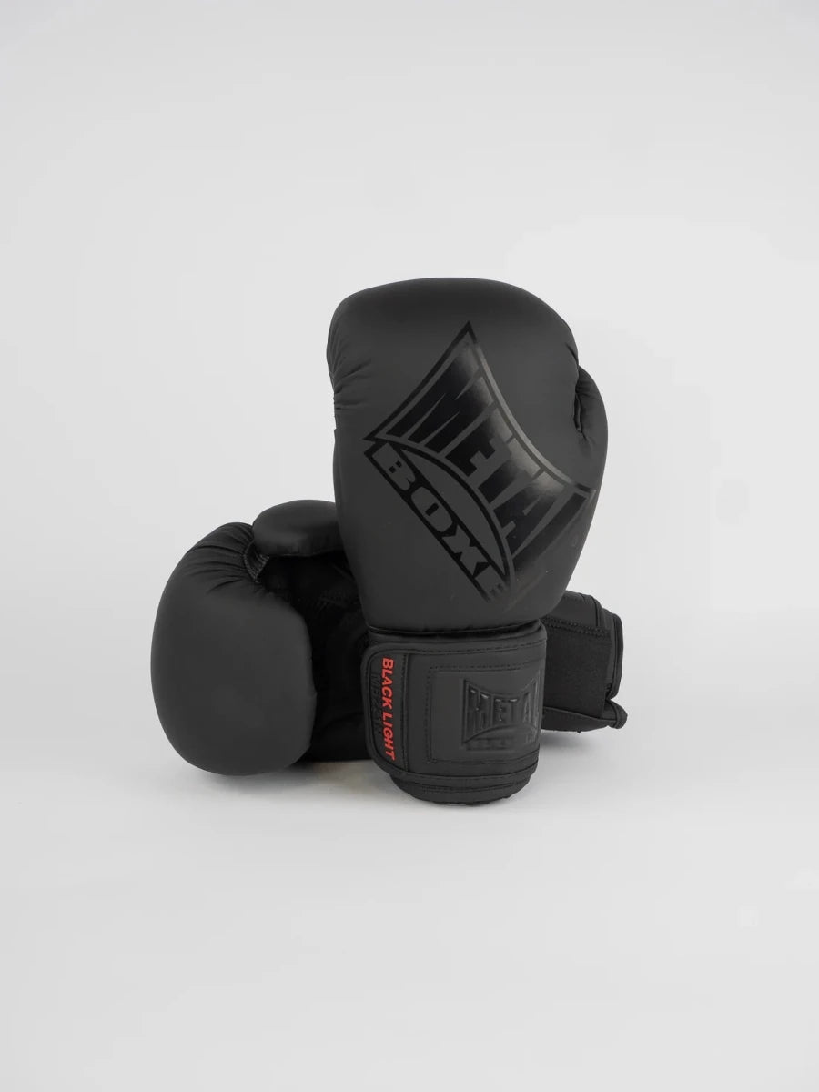 Vue de face des gants de compétition Metal Boxing Black Light noirs mats