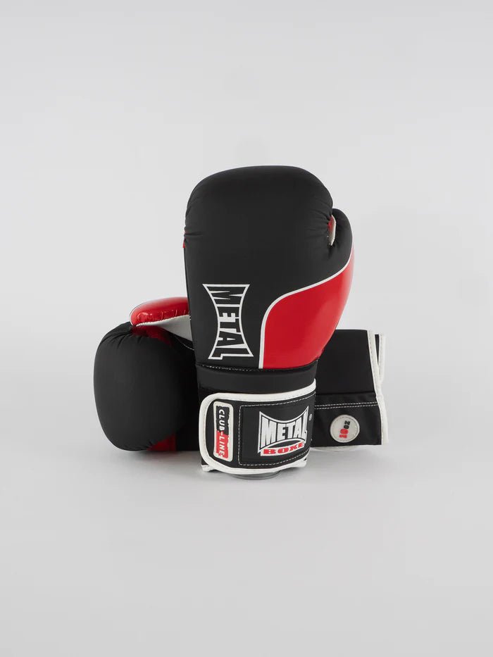 Vista frontal das luvas Metal Boxing Club Line pretas e vermelhas em PU MAT RESIST+