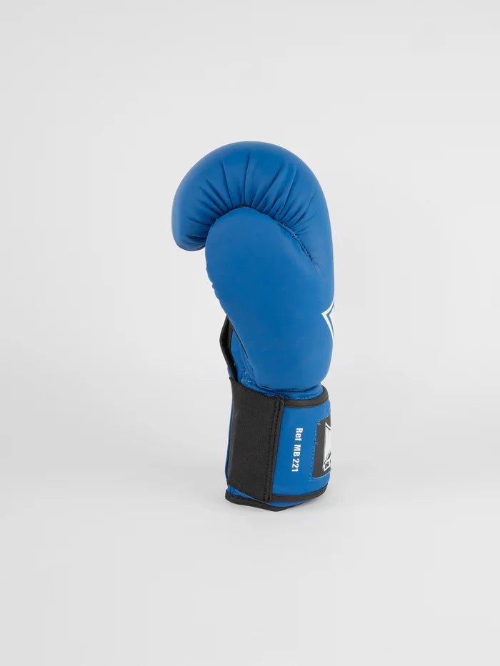 Vue latérale des gants de boxe en métal bleu, détail de protection des articulations