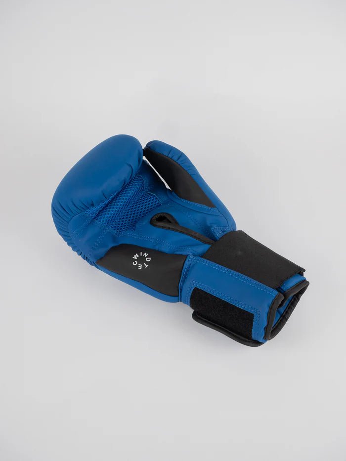 Détail de la paume ventilée WindTec des gants de boxe en métal bleu