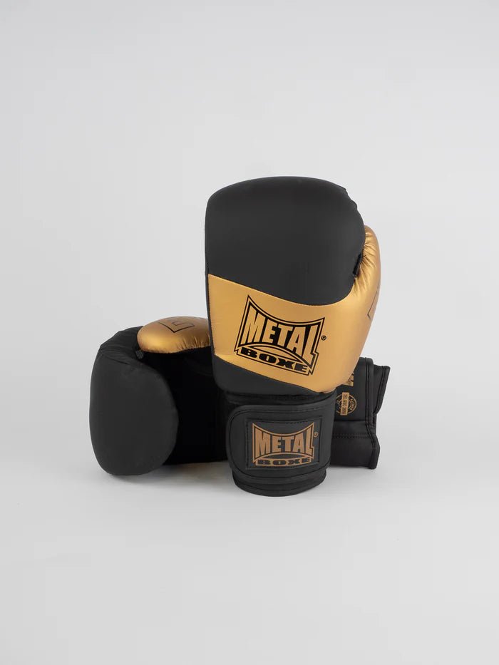 Vista frontal das luvas pretas e douradas Metal Boxing Competition EV1