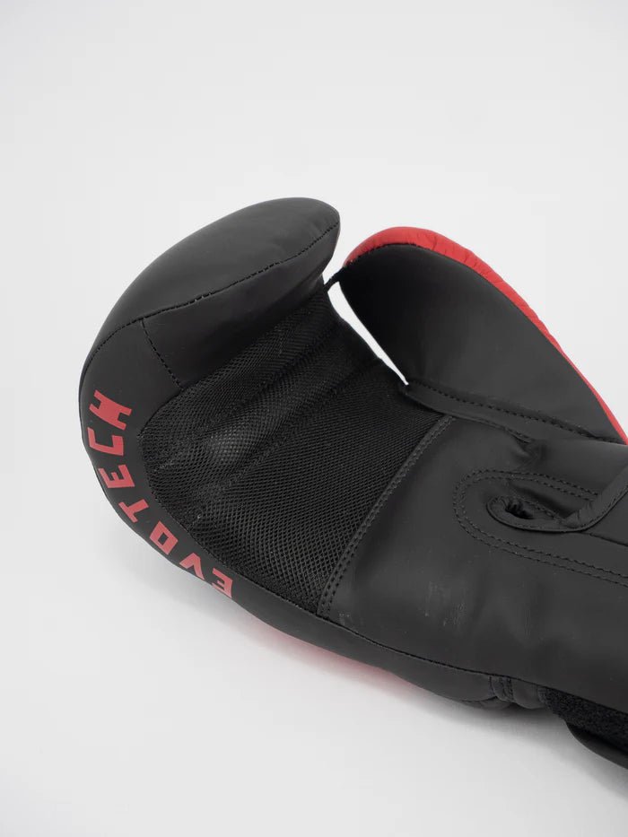 Detalhe da palma ventilada com tecnologia WindTec das luvas de Boxe Metal preto vermelho
