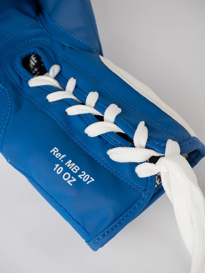 Détail du système de fermeture à lacets traditionnel des gants de boxe Metal bleus