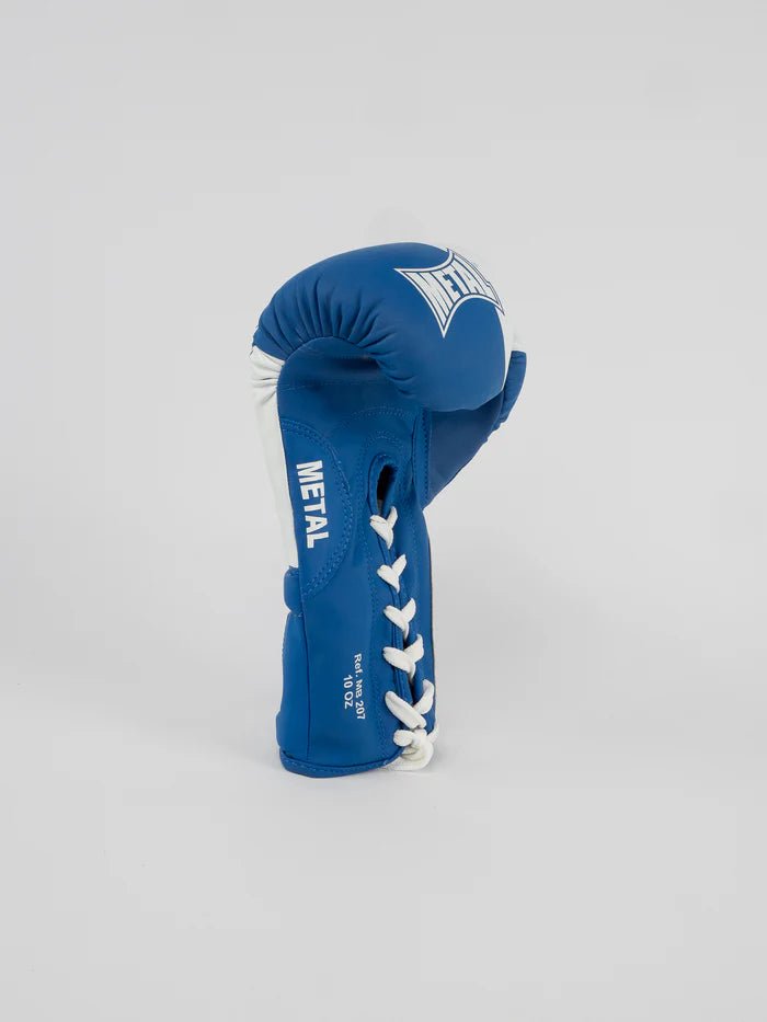 Vue de profil des gants à lacets de boxe en métal bleu, détail de la mise en forme anatomique