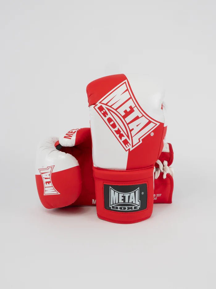 Vue avant des gants rouges de compétition de boxe en métal, rembourrage technique pour les matchs