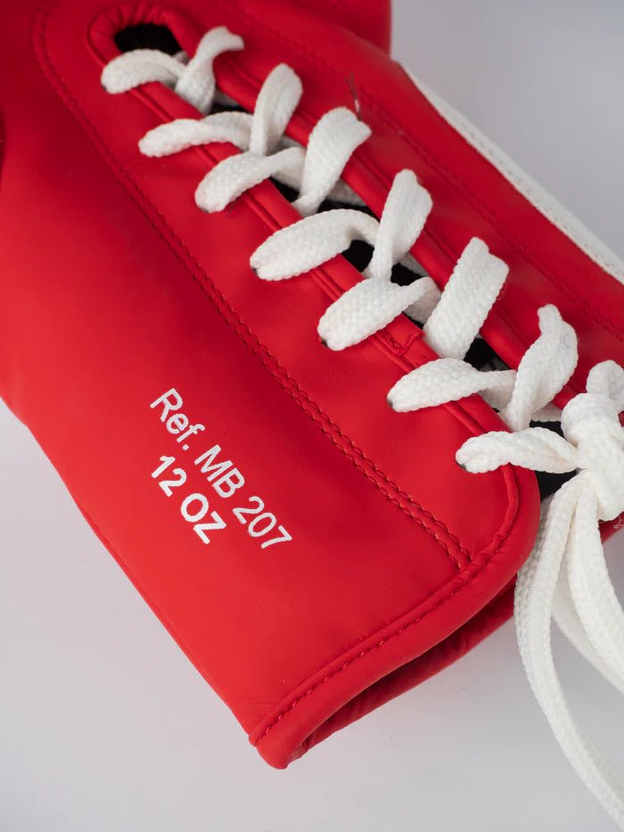 Détail des lacets rapides du gant de Boxe Métal rouge pour serrage professionnel