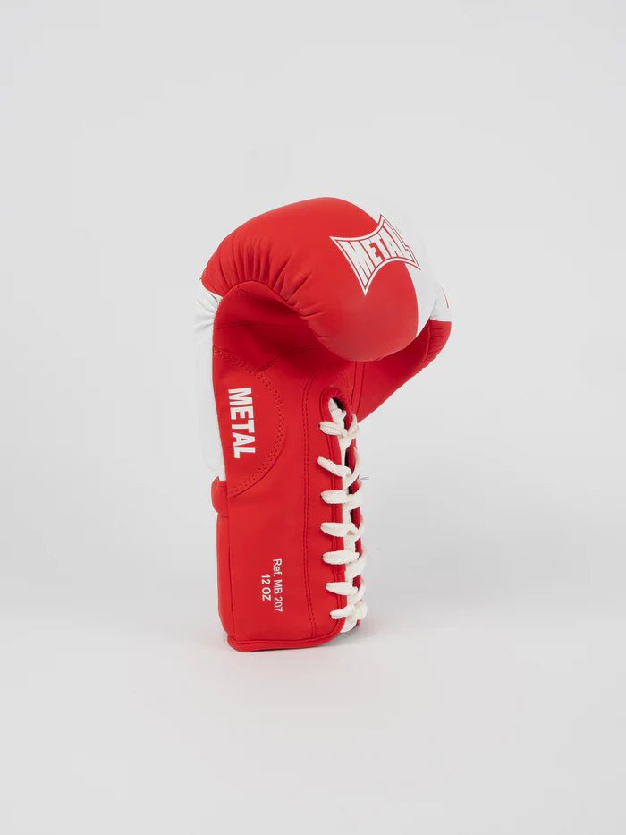 Vue de profil des gants de boxe à lacets en métal rouge, détail du large support de poignet