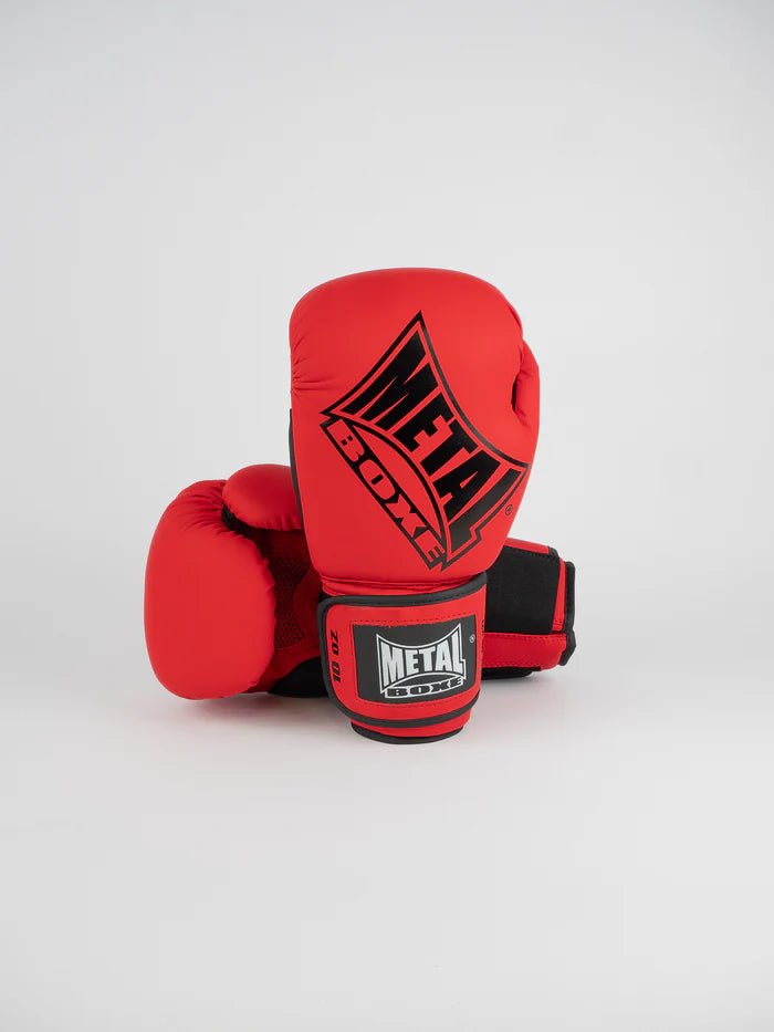 Vue de face des gants rouges de compétition de boxe en métal
