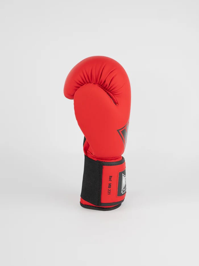 Vue latérale des gants de boxe en métal rouge, détail du support de poignet