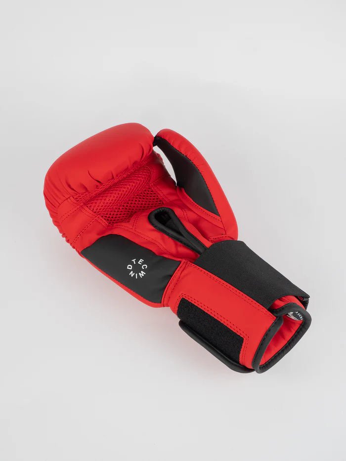 Détail de la paume ventilée WindTec des gants de boxe en métal rouge
