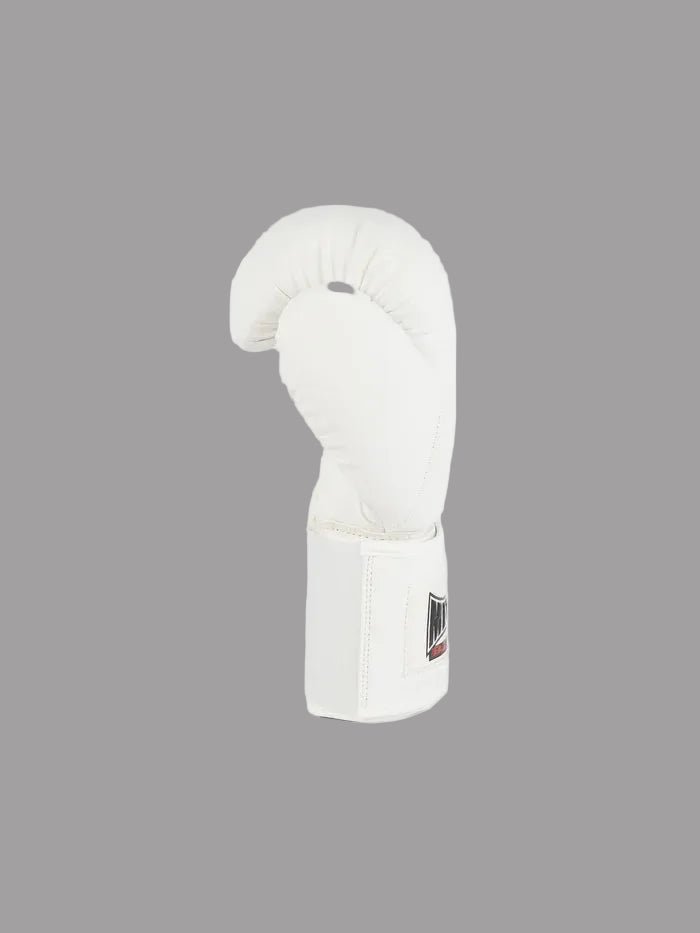 Vue latérale des gants blancs de compétition de boxe en métal, détail de fermeture velcro et support de poignet