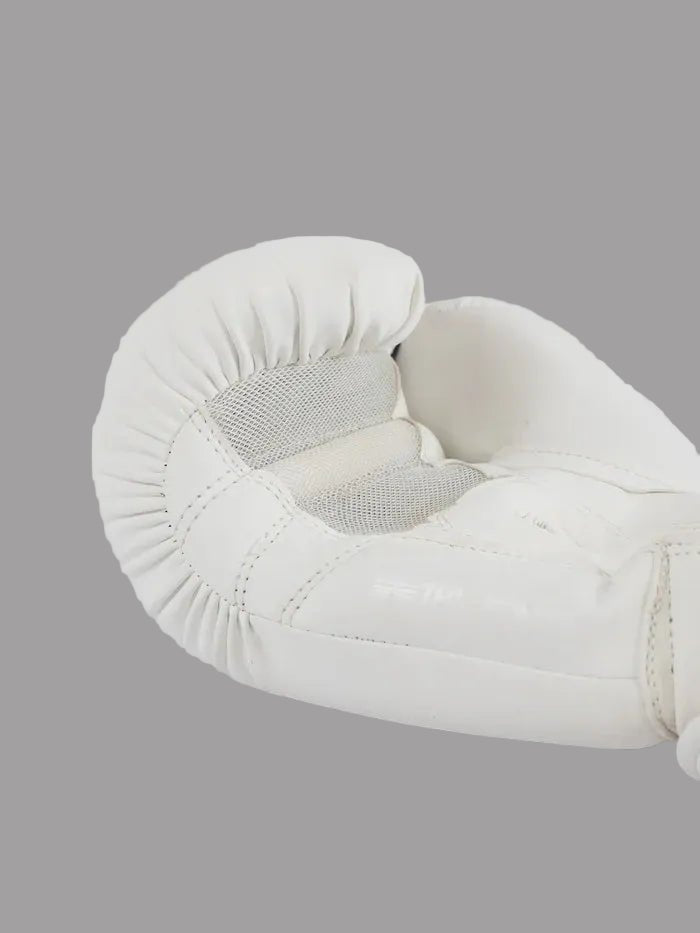 Détail de la paume ventilée avec technologie WindTec des gants Metal Boxing blancs