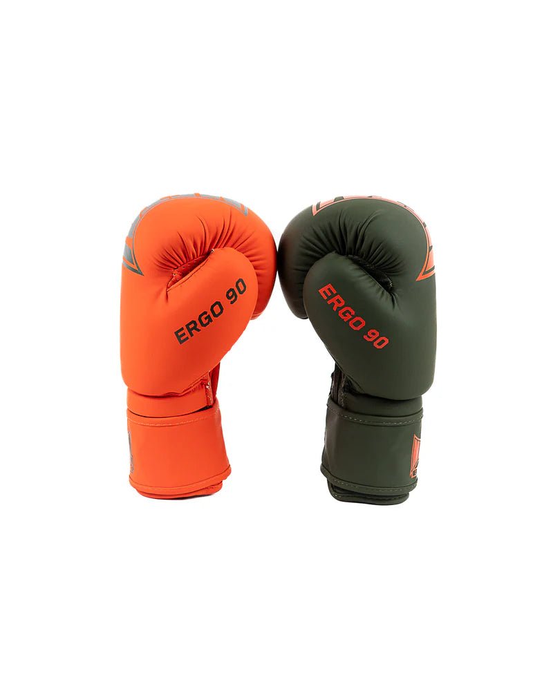 Vista laterale guantoni Ergo 90 verde arancio, focus sulla stabilità della chiusura a velcro.