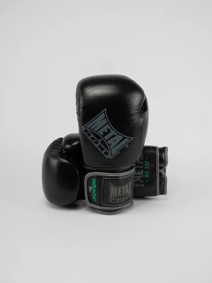 Vue de face des gants professionnels en cuir noir Metal Boxing Heracles