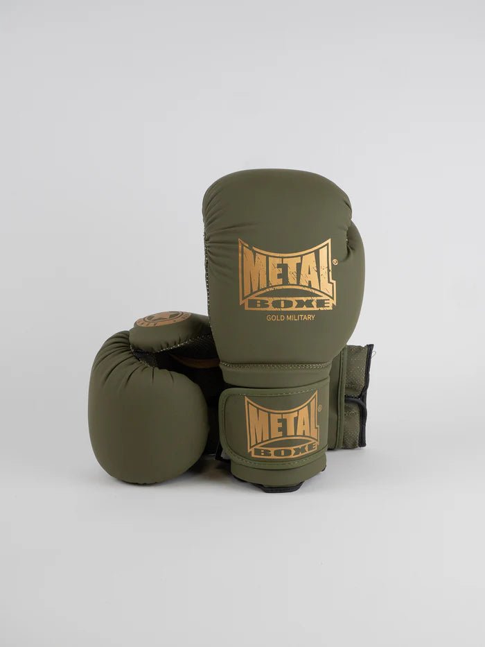 Vista frontal das luvas militares de boxe de metal cor cáqui em PU Curtix