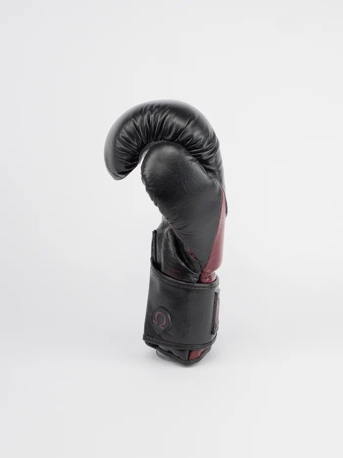 Vue latérale des gants Omega noirs bordeaux, détail de fermeture velcro