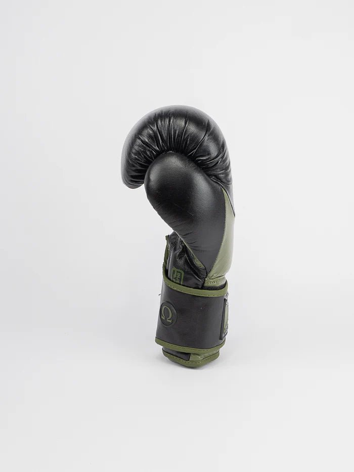 Vue latérale des gants Omega noirs kaki, détail de protection du poignet