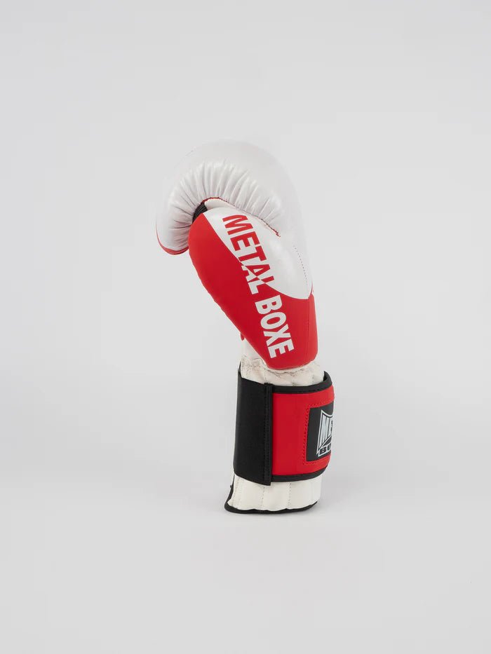 Detalhe de proteção do antebraço das luvas Savate vermelhas