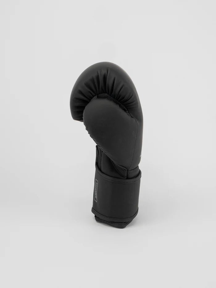 Vue latérale des gants gris noirs Metal Boxing Starter, focus sur la large fermeture velcro