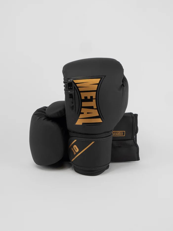 Vue de face des gants Metal Boxing Starter noirs et dorés, esthétique professionnelle junior