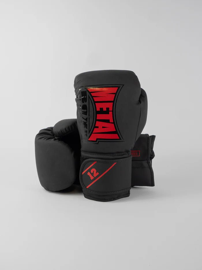 Vue avant des gants Metal Boxing Starter noirs et rouges, mousse de protection préformée