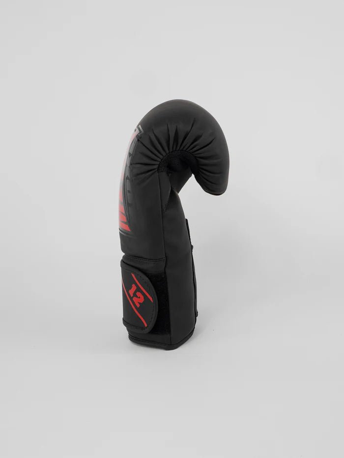 Vue latérale des gants Metal Boxing Starter, noirs et rouges, détail du support de poignet