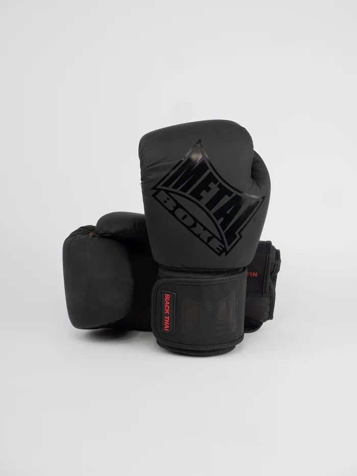 Vue de face des gants Metal Boxing Thai Black en PU noir mat
