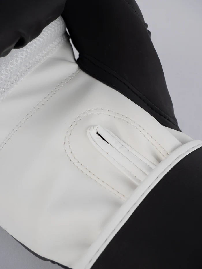 Détail de paume ventilé avec technologie WindTec. Gants de boxe en métal noir