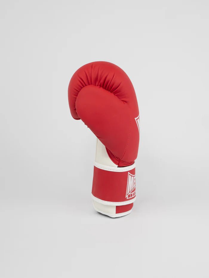 Vue latérale des gants de Boxe MB200 Metal rouges, serrage velcro précis
