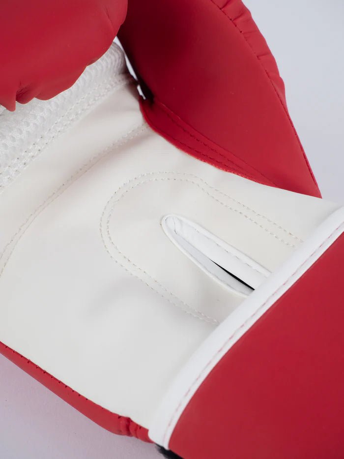 Détail de paume ventilé avec technologie WindTec, gants de boxe en métal rouges