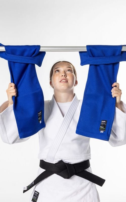 Atleta que utiliza el Judo Grip Trainer con ojal Moskito para dominadas y fortalecimiento del agarre.
