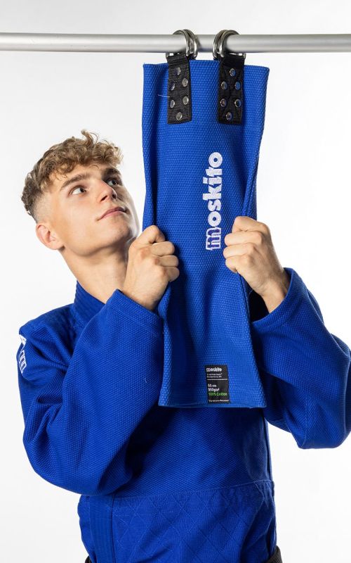 Atleta entrenando con el Moskito Gym Judo Grip Trainer para fortalecer sus antebrazos