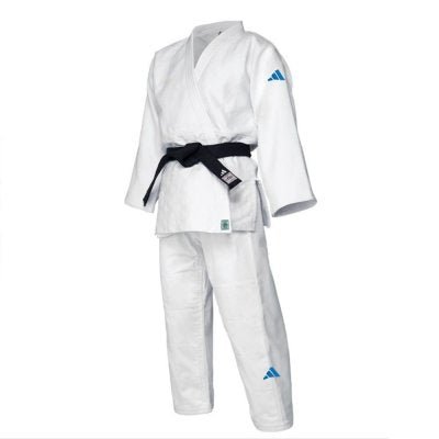 Judogi Adidas J730 Champion III Slimfit weiß mit hellblauem Logo in voller Vorderansicht