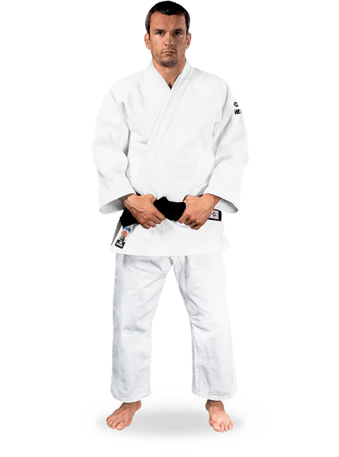 Judogi Daedo Elite bianco 690 gsm vista frontale completa di giacca e pantalone per competizioni.