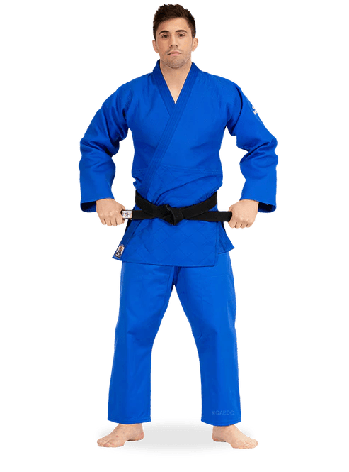 Judogi Daedo Elite blu 690 gsm vista frontale per atleti professionisti e competizioni ufficiali.