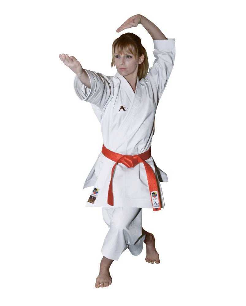 Vista frontal del karategi Arawaza Amber Evolution homologado WKF para competiciones de kata