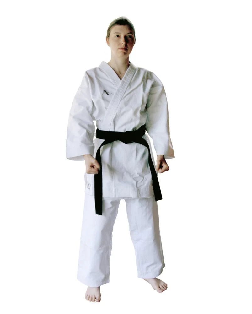 Vista frontal del karategi Arawaza Kata Deluxe aprobado por la WKF con corte de kata específico