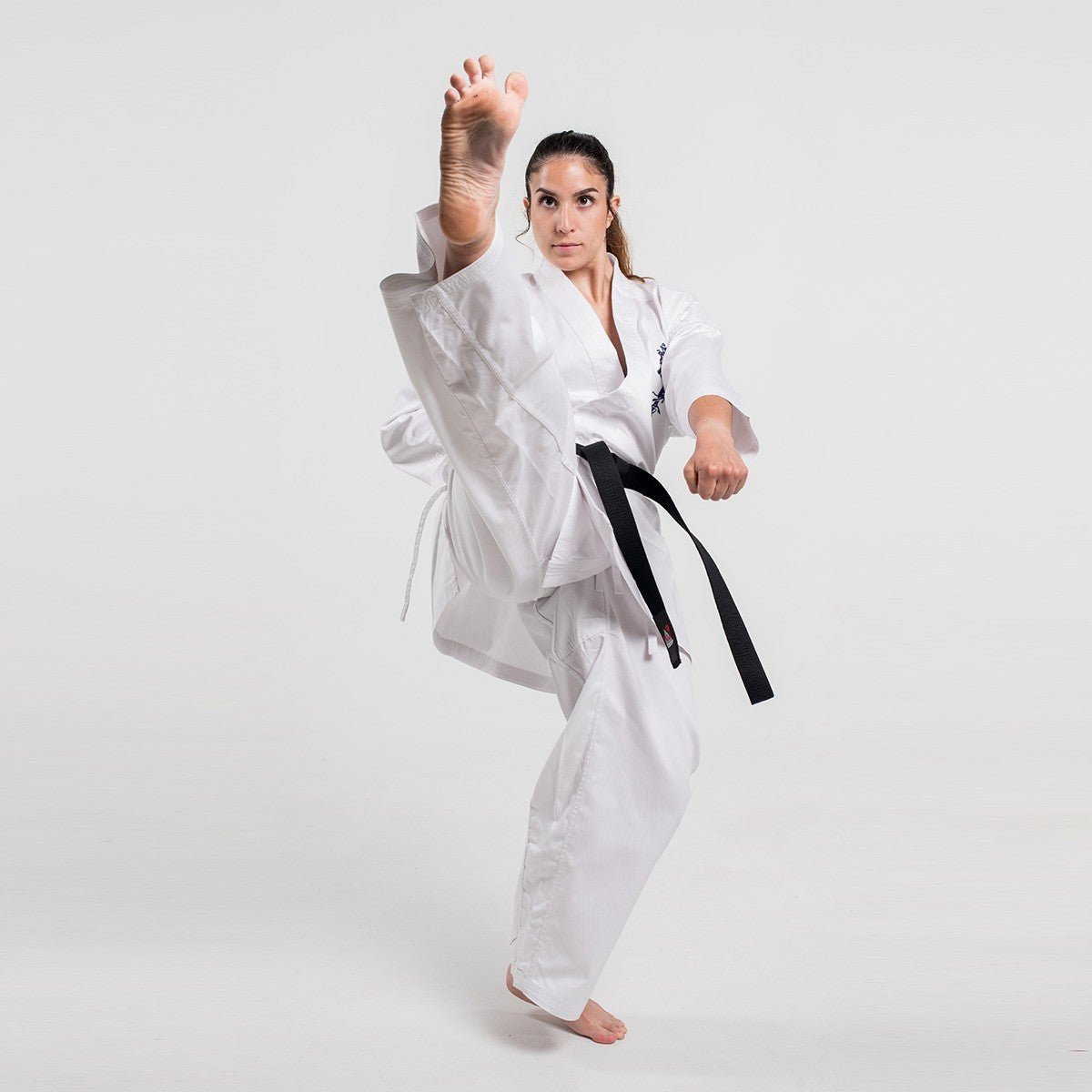 Nošené Karate Shinkyokushin Tréninkové kimono Fujimae, 9oz jednotný pohled zepředu.