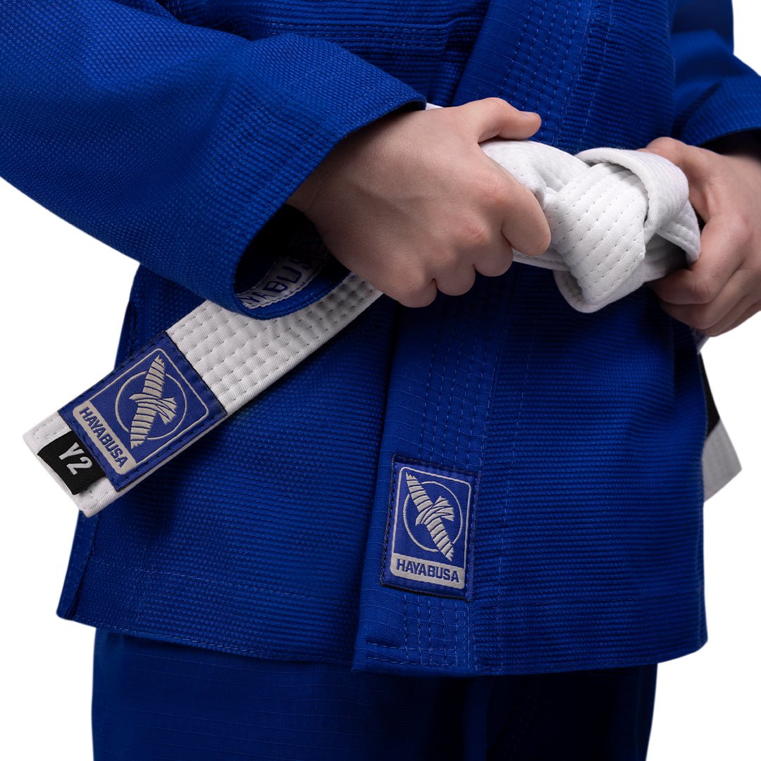 Detail des weißen Gürtels, der im blauen Hayabusa Essential-Kimono enthalten ist
