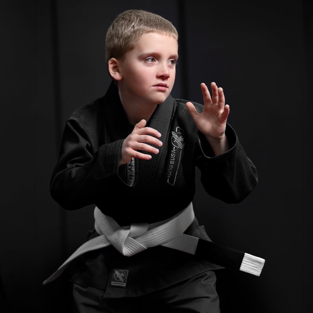 Beispiel für die Verwendung des schwarzen Kimonos Hayabusa Essential für Kinder beim Training
