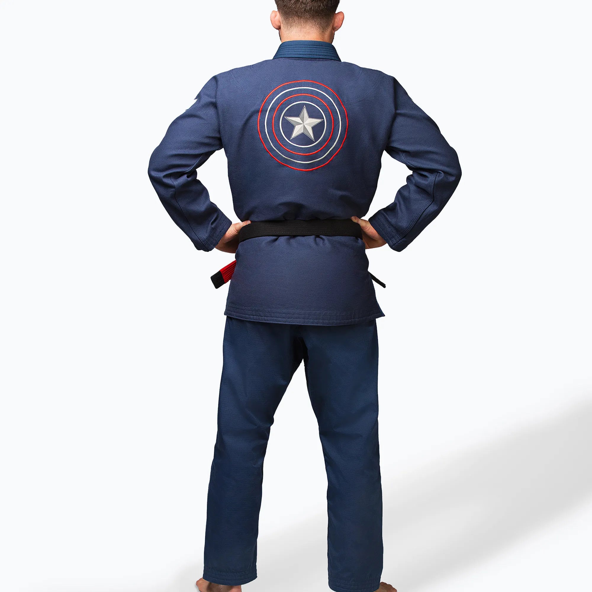 Dettaglio del ricamo dello scudo di Captain America sulla giacca del kimono.