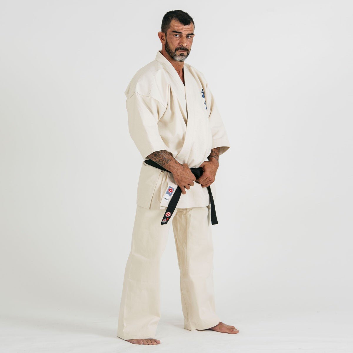 Karate Kyokushin Yantsu Kimono dalam varian Traditional White (Raw) berbahan katun yang tidak dikelantang.